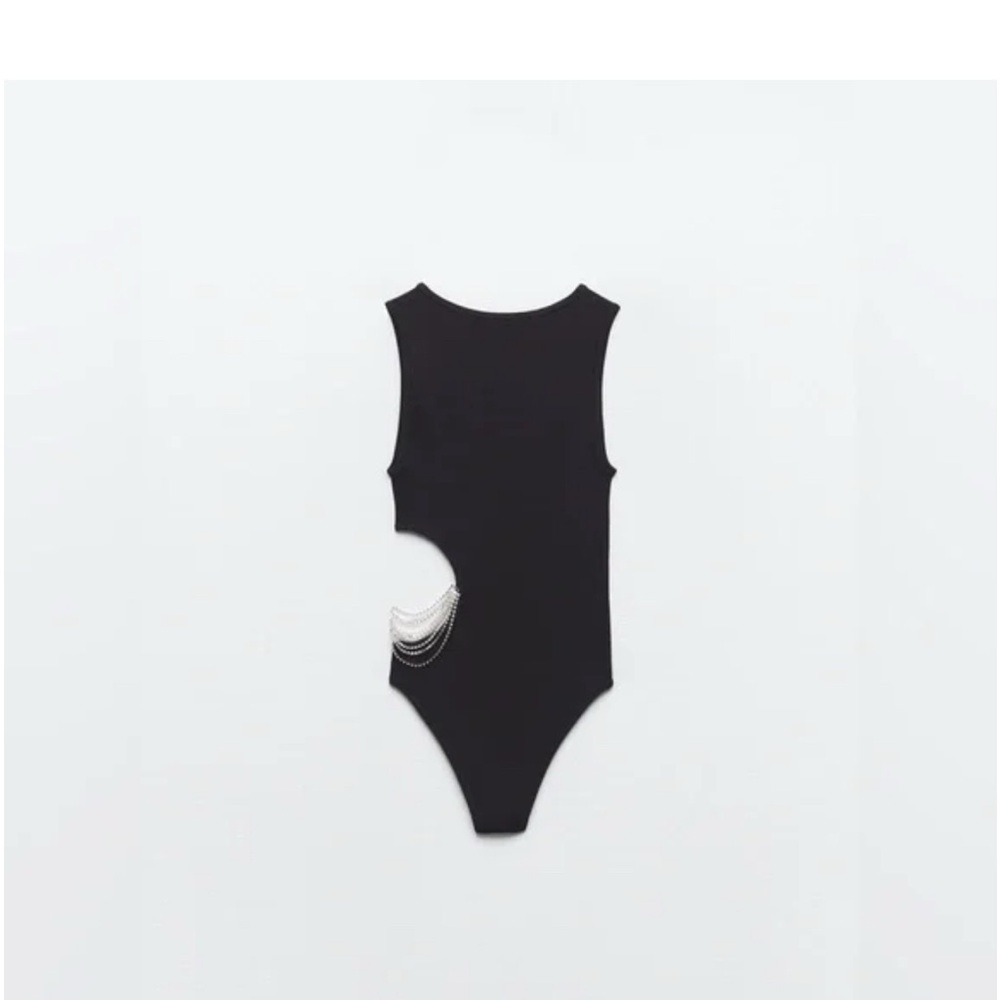 Elegant Black Cutout Top with Chain Detail - Picture 4 of 7